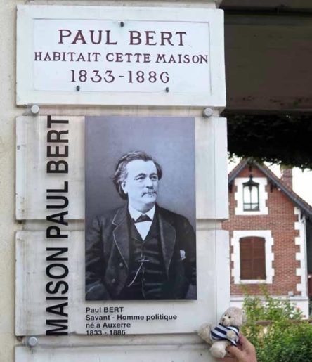 Walking in France: Bert reading about Paul Bert