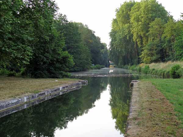 Walking in France: Near the end of the Canal de Briare