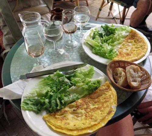 Walking in France: Omelettes and salad with icy rosé for lunch, Gien