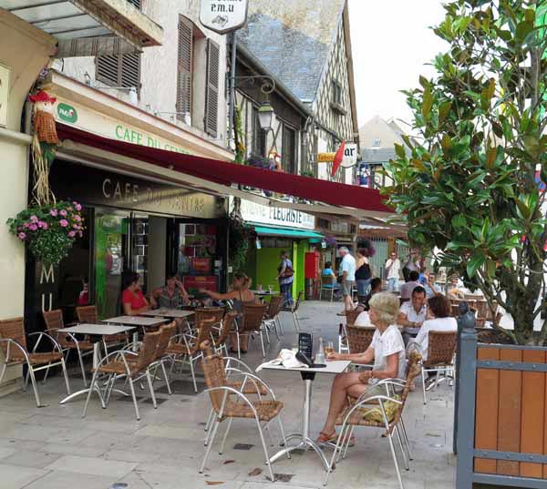 Walking in France: Apéros at the Café du Centre, Aubigny-sur-Nère