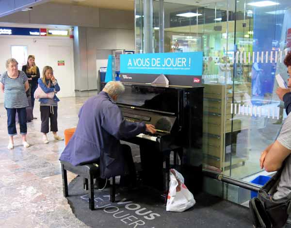 Walking in France: The maestro of Toulouse railway station