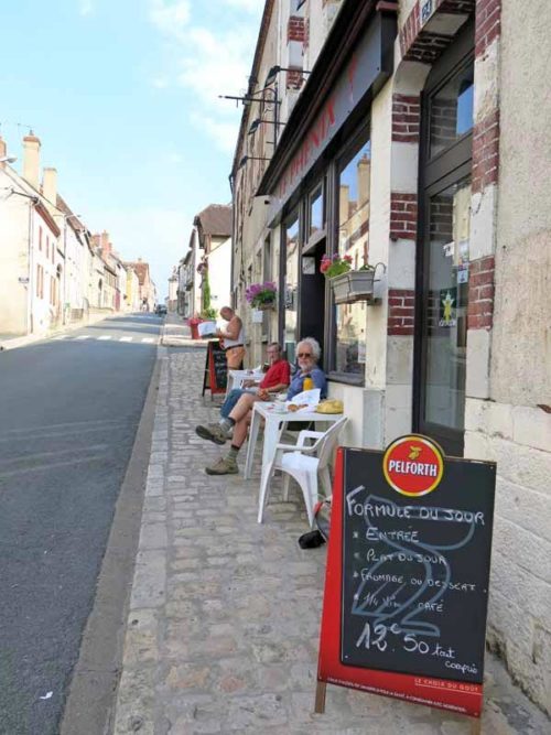 Walking in France: At ease in the main street of Ouzouer-sur-Trézée