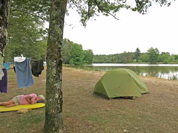 Walking in France: Dozing in the Neuvy-sur-Barangeon camping ground