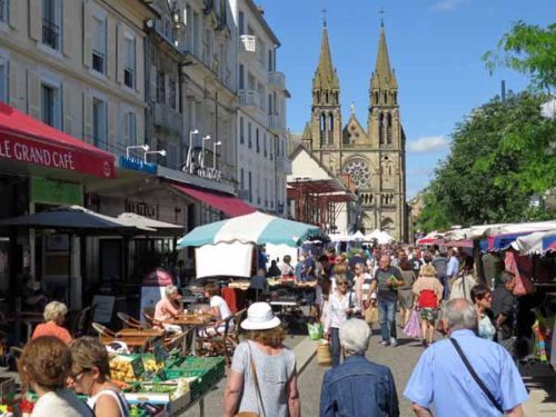 Walking in France: Market in the main square, Moulins