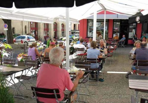 Walking in France: Lunch at the Place du Plot, le Puy