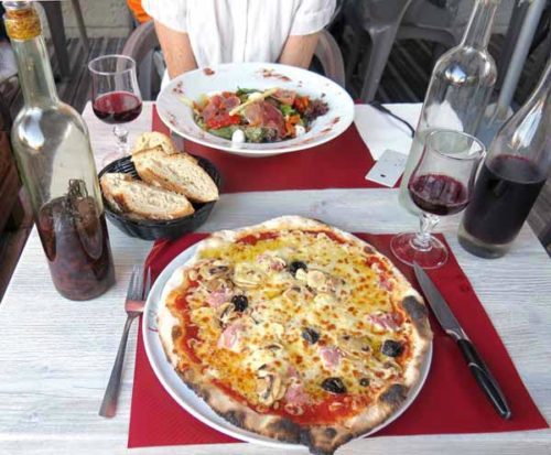 Walking in France: Pizza Reine for Keith