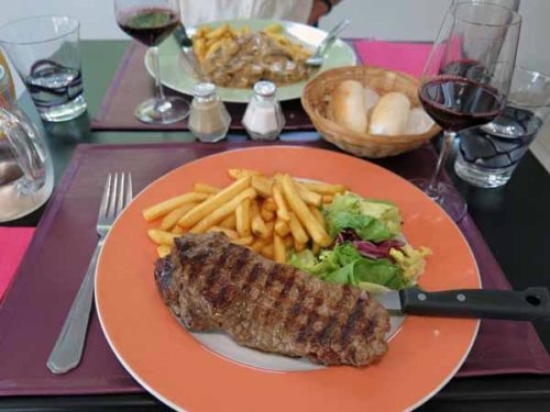 Walking in France: The last dinners served for the night at La Paix