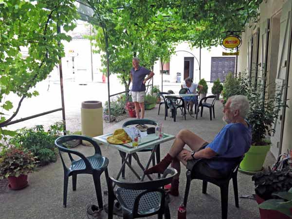Walking in France: At ease on a hot day