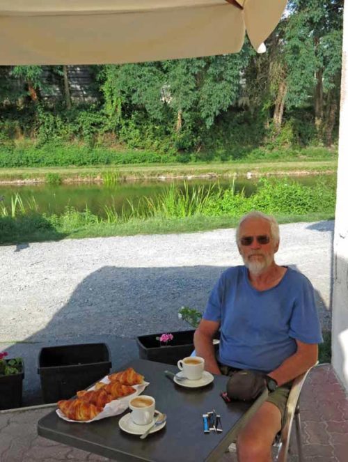 Walking in France: Second breakfast next to the Canal de Berry