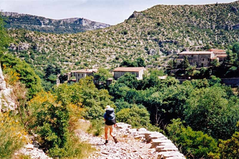 Walking in France: Going down the old road to Navacelles