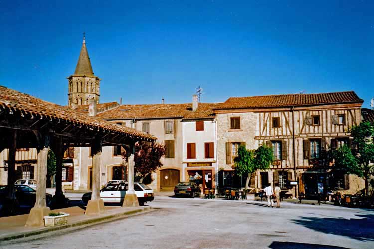 The main square and halle of Saint-Felix-Lauragais with our hotel in the background