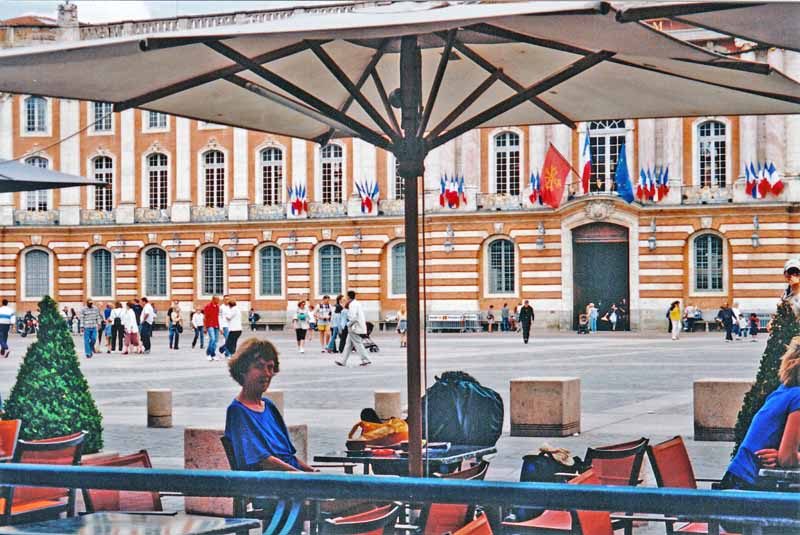 Walking in France: A very expensive coffee in the Place du Capitole, Toulouse