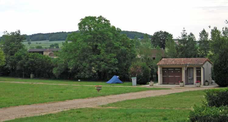 Walking in France: Splendid camping ground at the Château of Saint-Ustre