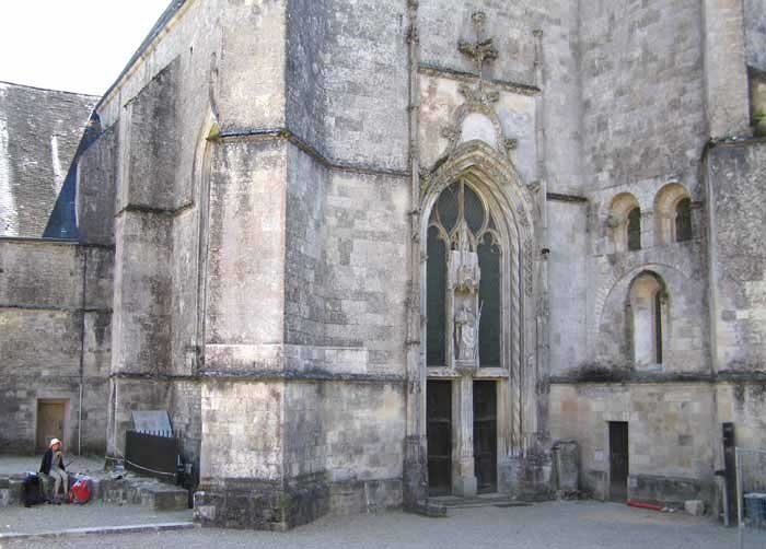 Walking in France: Lunch beside the church at Ligugé