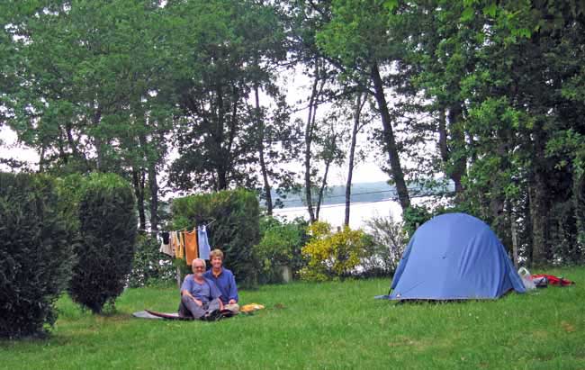 Walking in France: Happy campers beside the Lac des Settons
