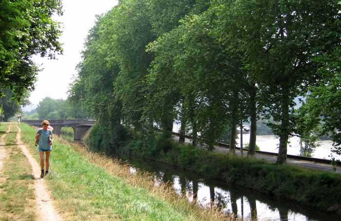 Walking in France: On the towpath of the lateral canal of the Dordogne