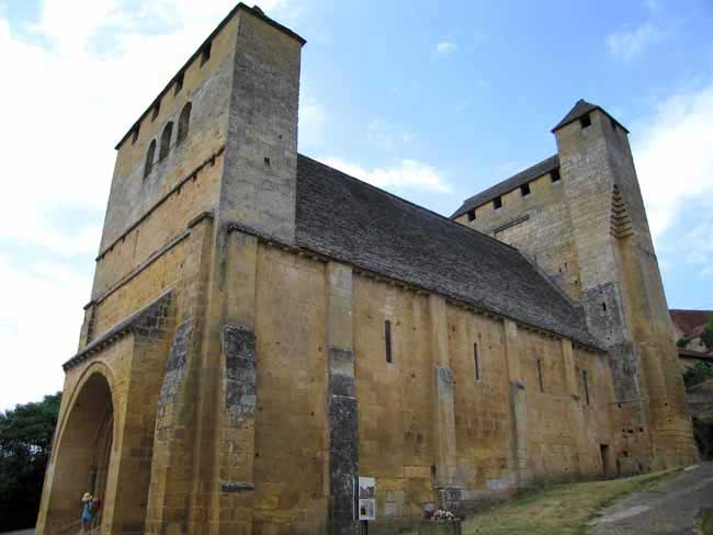 Walking in France: Fortified church of Tayac