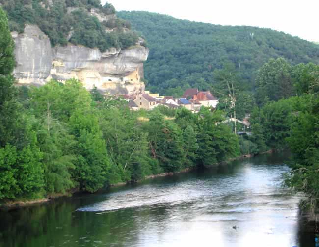 Walking in France: Les Eyzies squeezed between the overhanging cliffs and the Vézère river