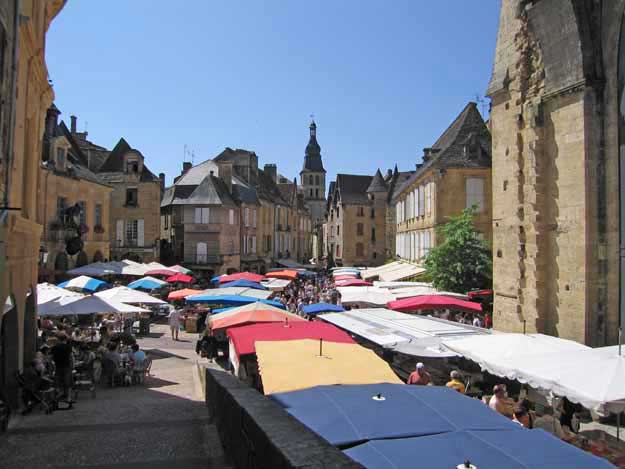 Walking in France: A small part of the huge Sarlat Saturday market