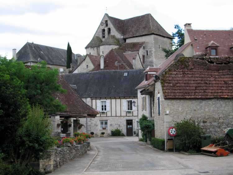 Walking in France: Creysse and its doubled-apsed church