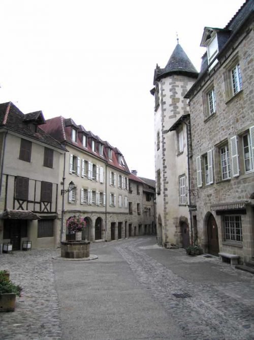 Walking in France: Back street of Beaulieu-sur-Dordogne