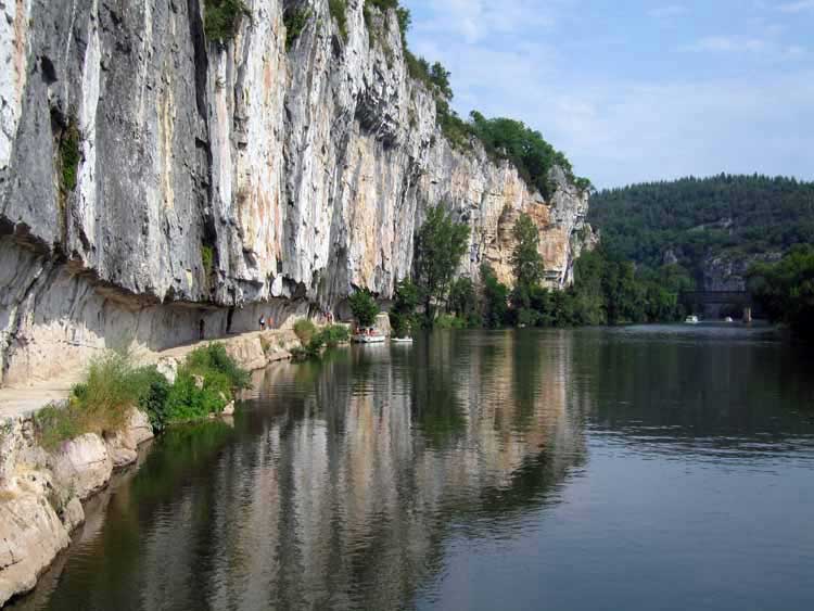 Walking in France: Looking back along the Chemin de Halage and the Lot