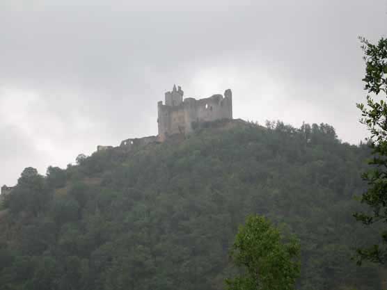 Walking in France: High on a hillside, the ruined château at Najac