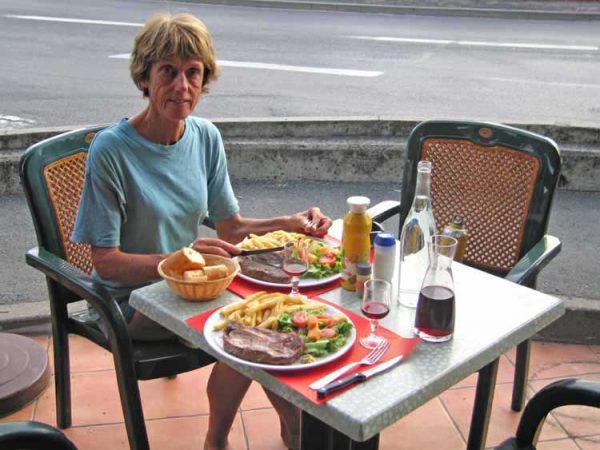 Walking in France: Dinner in Réalmont