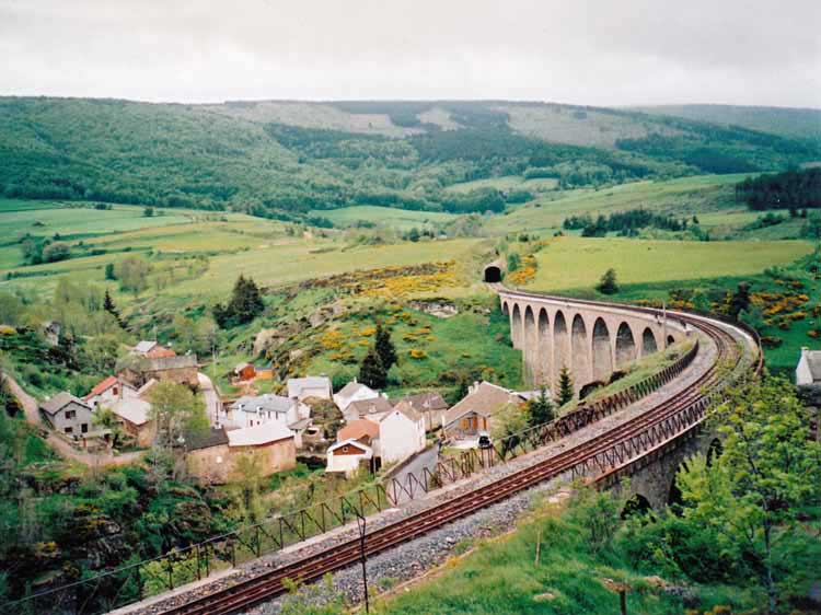 Walking in France: The railway viaduct at Mirandol