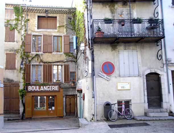 Walking in France: The boulangerie in Saint-André-les-Alpes