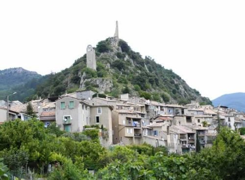 Walking in France: Looking up to the two towers behind Volonne