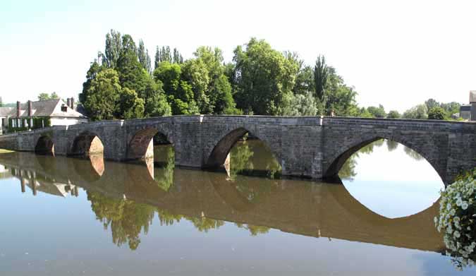Walking in France: Ancient footbridge across the Vézère, Terrasson-Lavilledieu
