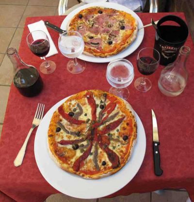 Walking in France: Pizzas for dinner, Saint-Pantaléon-de-Larche