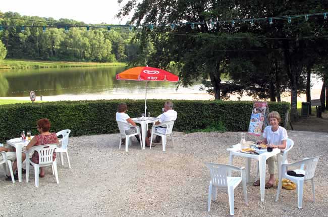 Walking in France: Dining at the Vigeois camping ground