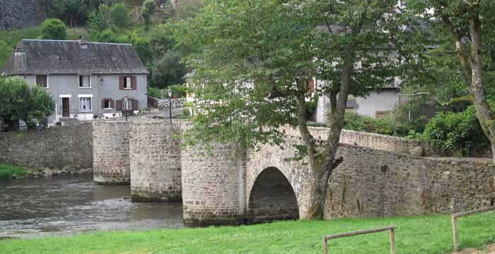 Walking in France: Old footbridge across the Vézère, Vigeois
