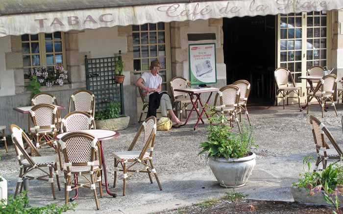 Walking in France: A pre-dinner glass of rosé at the Café de la Place