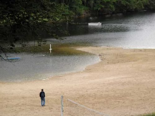 Walking in France: A lost soul on the beach of the Lac des Bariousses