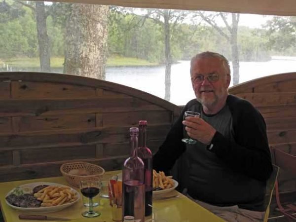 Walking in France: Dinner at the snack bar beside the lake