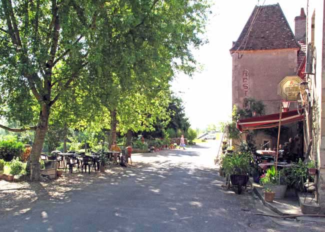 Walking in France: The second unexpected coffee of the day at the Auberge du Poids de Fer