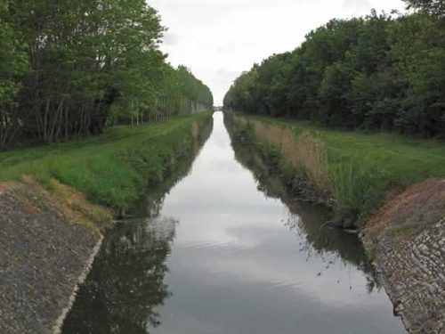 Walking in France: From Laugère to Charenton the Canal de Berry is straight and narrow