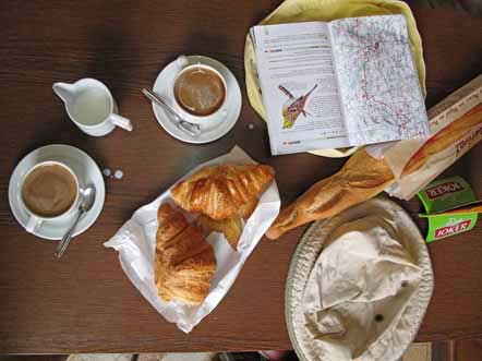 Walking in France: Second breakfast at le Châtelet