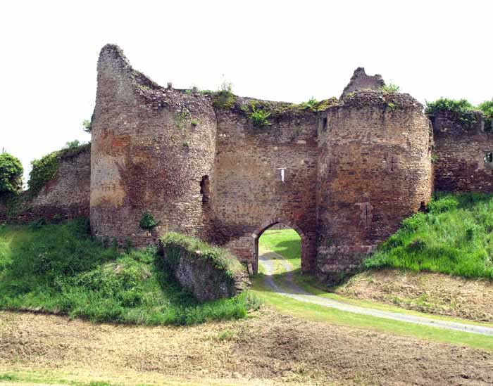 Walking in France: Remains of the fortress of Cluis-Dessous