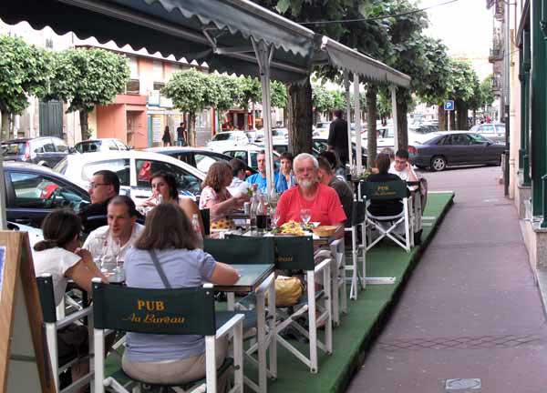 Walking in France: Outdoor dining at the Pub, Limoges