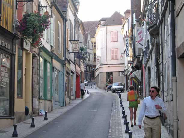 Walking in France: Wandering through the back streets of Auxerre