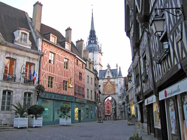Walking in France: The old part of Auxerre