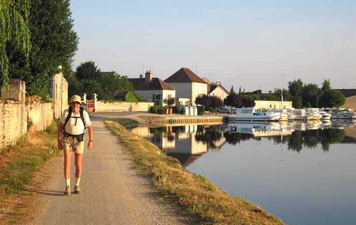 Walking in France: On the towpath near Cravant