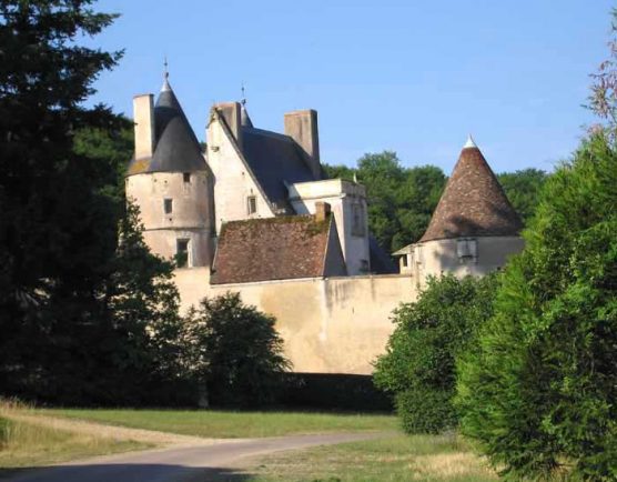 Walking in France: Approaching the Château de Faulin