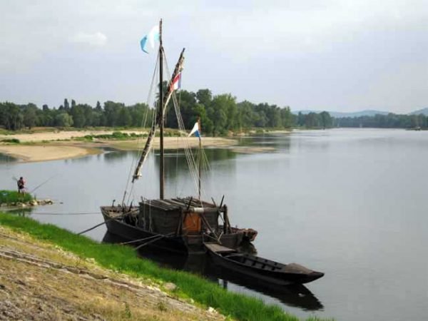 Walking in France: Traditional flat-bottomed boat of the Loire