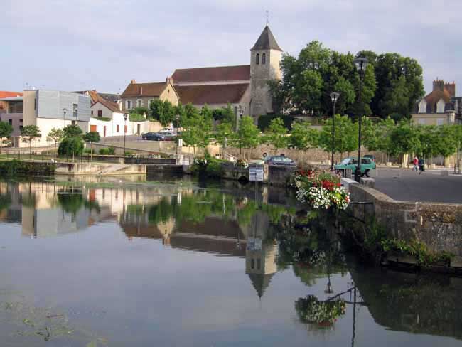 Walking in France: The pretty little harbour of Cosne-sur-Loire