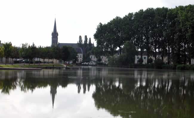 Walking in France: Briare boat harbour